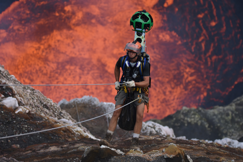 On Google Street View published images of the crater of the active volcano